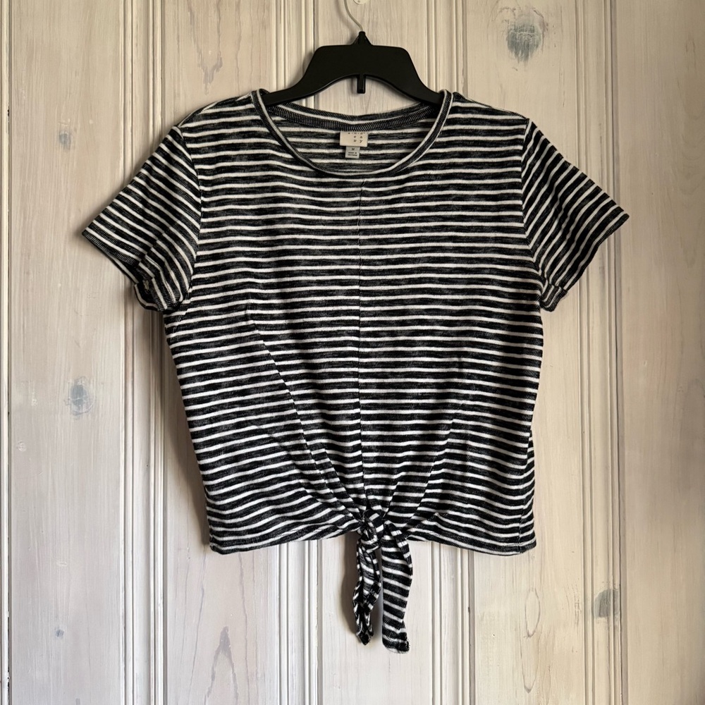 A New Day Women’s Black & White Stripe knotted Front  Top size medium